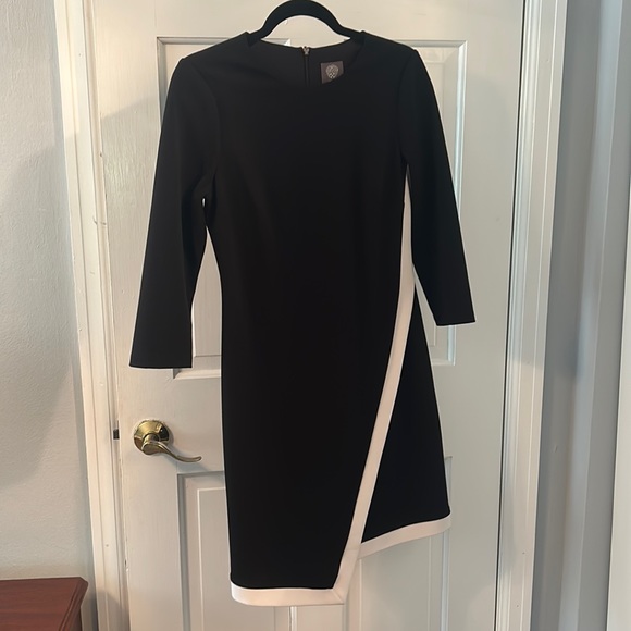Vince Camuto - Size 4 - good condition - Picture 1 of 3